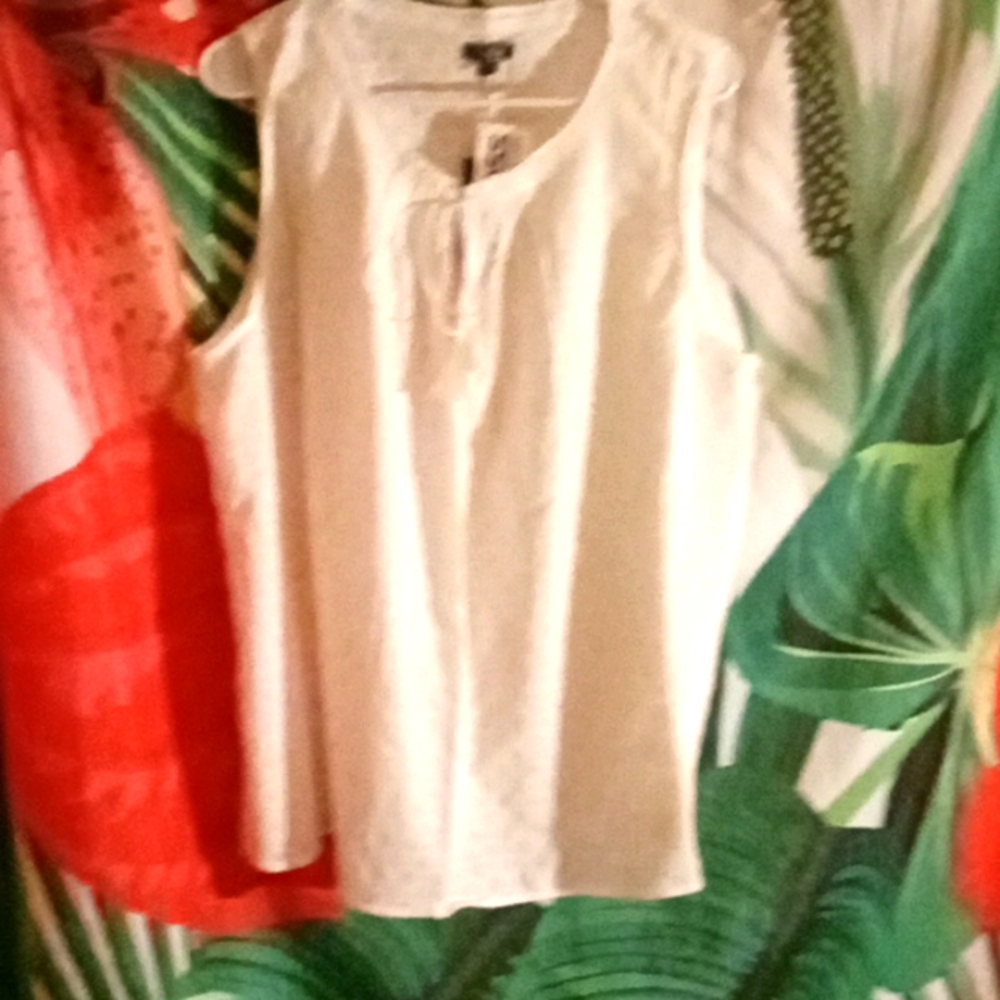 Light weight tank top. Says XXL.fits more like a XL.